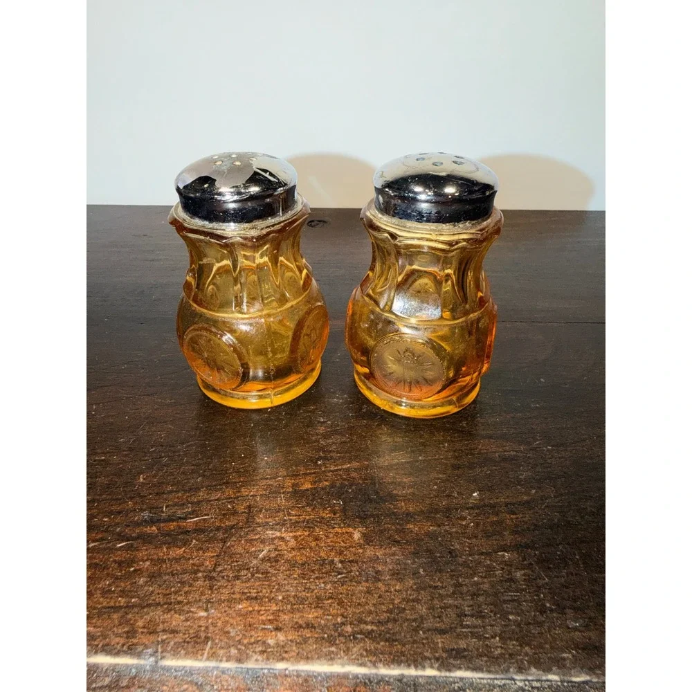 Fastoria Amber Glass Salt Pepper Shakers Set Vintage Embossed Sunburst‎